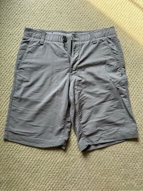 Under Armour Men's Light Gray Flat-Front Performance Shorts